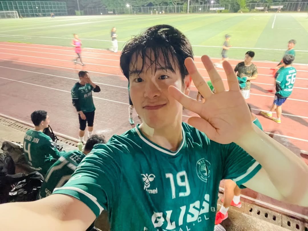 PYOO2O2's tweet image. 팬걸들 보여주려고 땀범벅에 뒤에 사람들이 보고있든 말든 꿋꿋이 셀카 찍어준거 호감