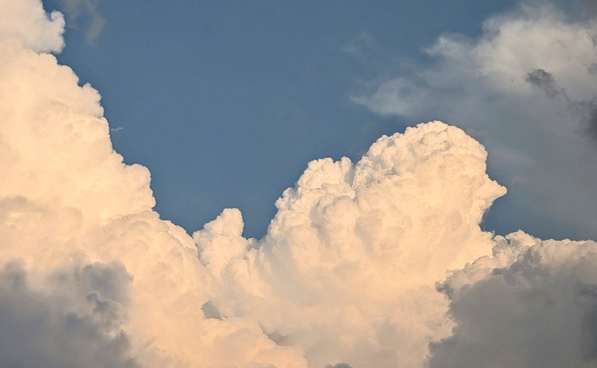 台风后的云真漂亮。