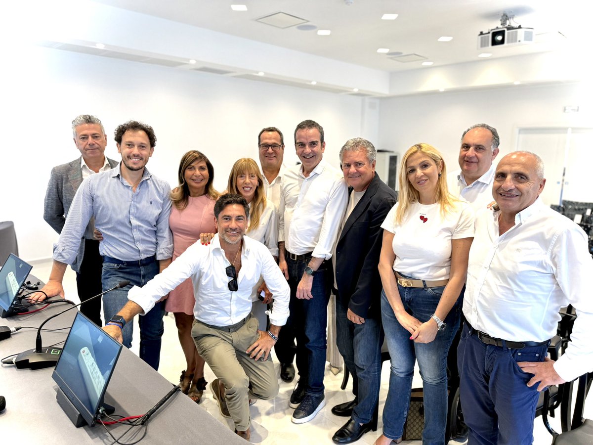 Con il sottosegretario al Lavoro, Claudio Durigon, e con il gruppo dirigente della Lega in Calabria. Pronti ad affrontare le nuove sfide 👊🏻