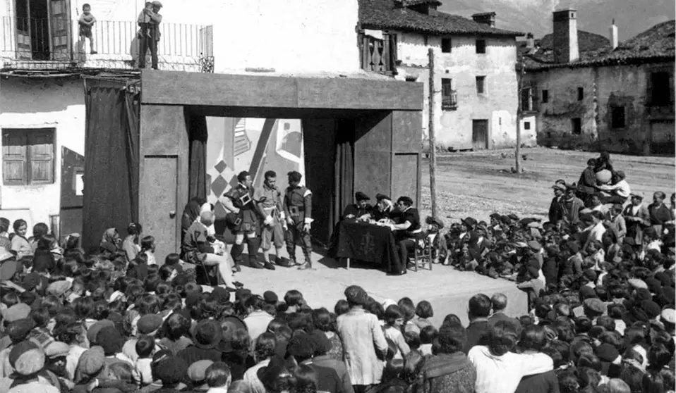 ¿Qué fueron las Misiones Pedagógicas?

Un proyecto educativo y cultural impulsado por la Segunda República para llevar libros, teatro, cine, música y arte a los pueblos más pobres y olvidados de España. Una escuela itinerante de libertad, belleza y justicia.

🧵 Hilo 👇