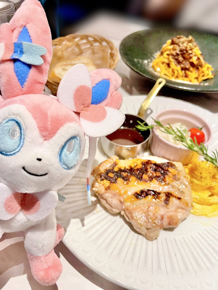 ニンフィアちゃんとディナー🫶
美味しかったね❕

 #ポケぬいもぐもぐ部  #ニンフィア  #ポケモンfit  #ポケモンfitのある暮らし  #ポケぬいトレーナーさんと繋がりたい
