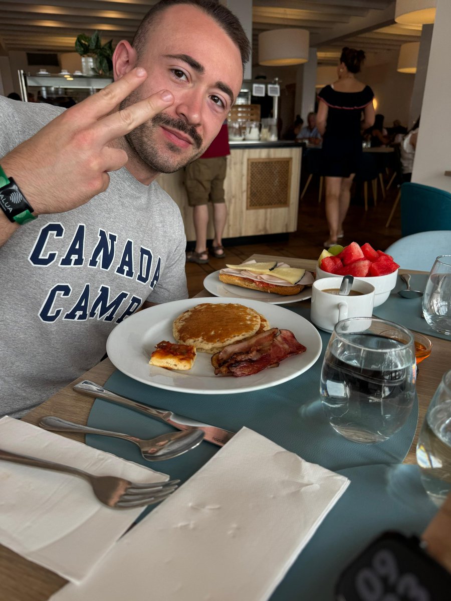 Trinoski3's tweet photo. Por cierto, nos fuimos a Menorca. Y entre otras cosas, nos metieron en un hotel 4⭐ (300€ la noche) pagando 1/3 de lo que vale una noche. Por la putísima cara. Les hice perder dinero con los desayunos (fui muy feliz).

Creo que hemos gastado la suerte de todo el año. https://t.co/iCsuhyHSRr