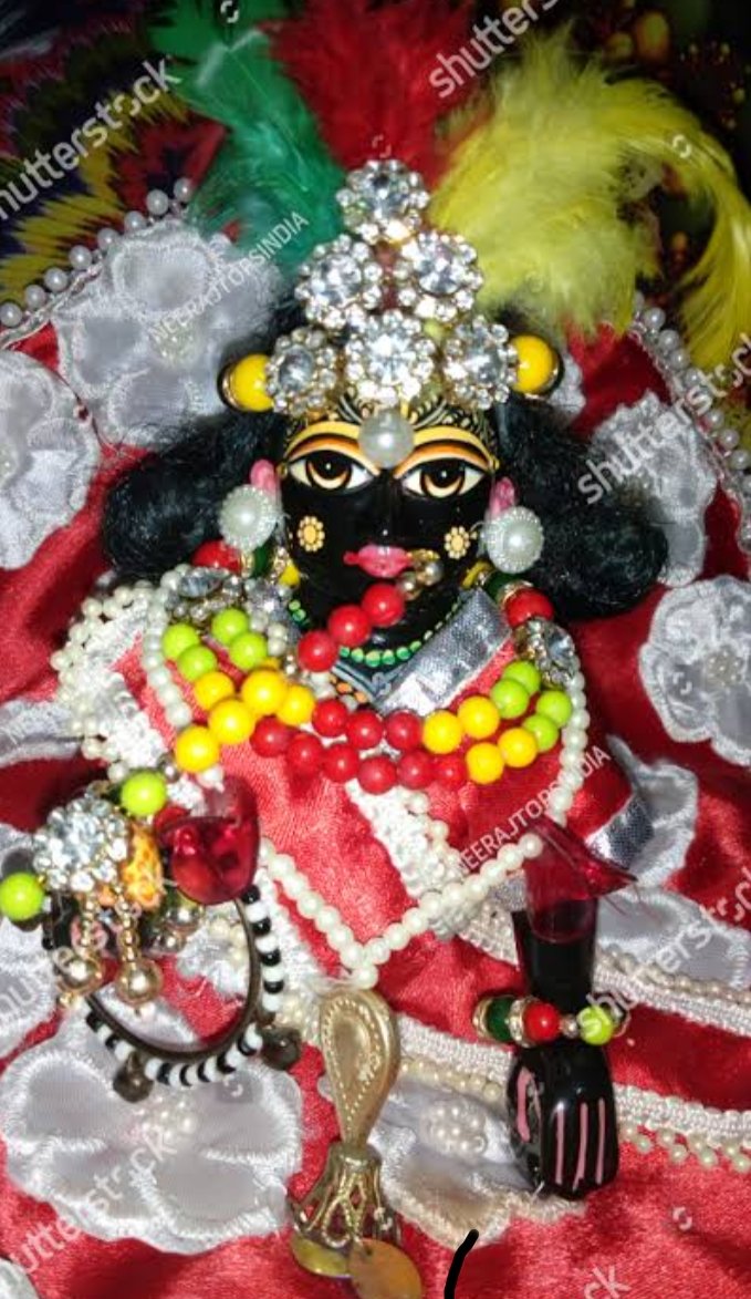 वृंदावन में #कुंज_बिहारी जी का वास है। कुंज यानी वन को काट कर, पखरों को भर कर कुंजबिहारी जी से कुंज छीन लिया। आज "बिहारी जी" अकेले रह गए।  

वन और पोखर पर गेस्टहाउस, आश्रम, दुकानों के कटीले झाड़ लहलहा रहे हैं। आज कुंज बिना बिहारी जी का आभामंडल सूना है।

#रियल_स्टेट के दिग्गजों ने