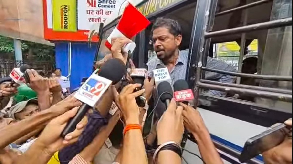 आपकी आवाज़ (@boy115_alone) on Twitter photo निकम्मी सरकार अपना पुलिसिया प्रशासन आगे करके बिहार छात्रों की आवाज <a href="/DileepY51270176/">Dileep kumar - Student Leader</a> भैया को गिरफ्तार कर लिया है
<a href="/bihar_police/">Bihar Police</a> से मांग करते है छात्र नेता को जल्द से जल्द रिहा करे
#दिलीप_कुमार_को_रिहा_करो
#बिहार_मांगे_डोमिसाइल निकम्मी सरकार अपना पुलिसिया प्रशासन आगे करके बिहार छात्रों की आवाज <a href="/DileepY51270176/">Dileep kumar - Student Leader</a> भैया को गिरफ्तार कर लिया है
<a href="/bihar_police/">Bihar Police</a> से मांग करते है छात्र नेता को जल्द से जल्द रिहा करे
#दिलीप_कुमार_को_रिहा_करो
#बिहार_मांगे_डोमिसाइल