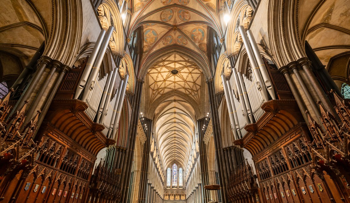 The stunning symmetry of Salisbury Cathedral 🙏

📸 - Martin Cook