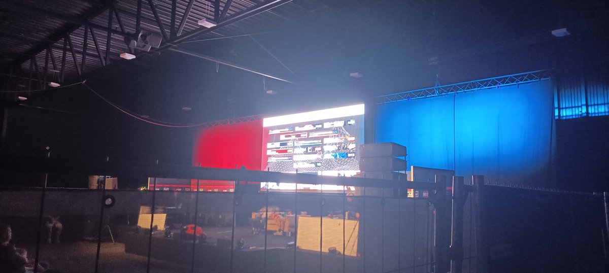 I am just a poor Victorian child who didn't have money for #COE2025 but I stacked some boxes and stood on it so I could peer over the fences.

Best day of my life still innit