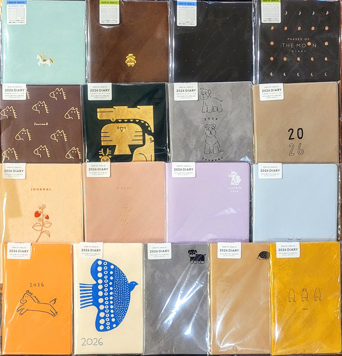 大きな災害も無く無事7月が終わり、灼熱の8月に突入。したと思ったら早くもエルコミューンさんの10月始まり手帳が入荷。年の瀬の香りがして来ました。来年はうま年なので馬柄多め。季節柄、秋冬というのもあり例年渋めの色が多いですが、今年は明るめもあるので軽やかな気分で来年に突入！もアリです。