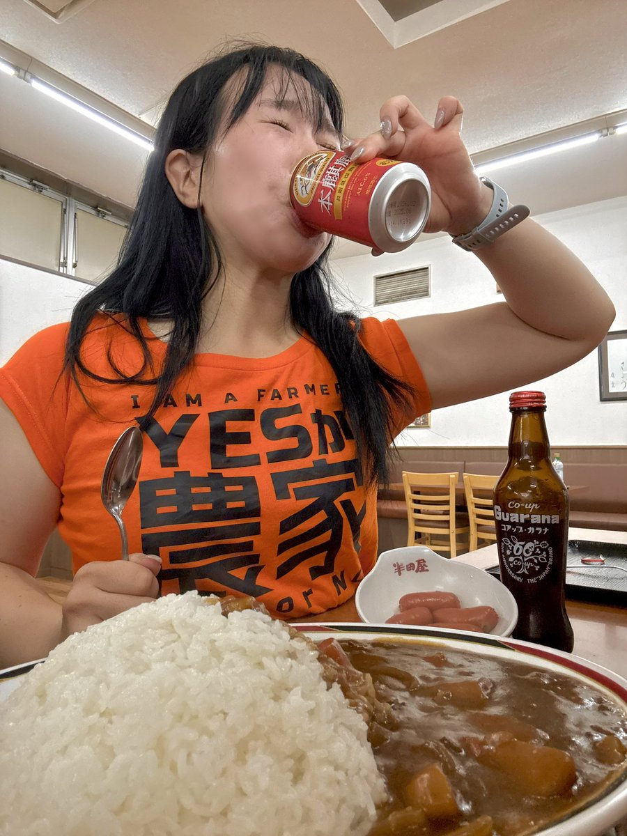 truckmeimei's tweet photo. この瞬間のため水分を控えた24歳🥵

税込1,300円の「1キロカレー」と
庶民に相応しい発泡酒で今夜は優勝🍺 https://t.co/sumqa2qQrc