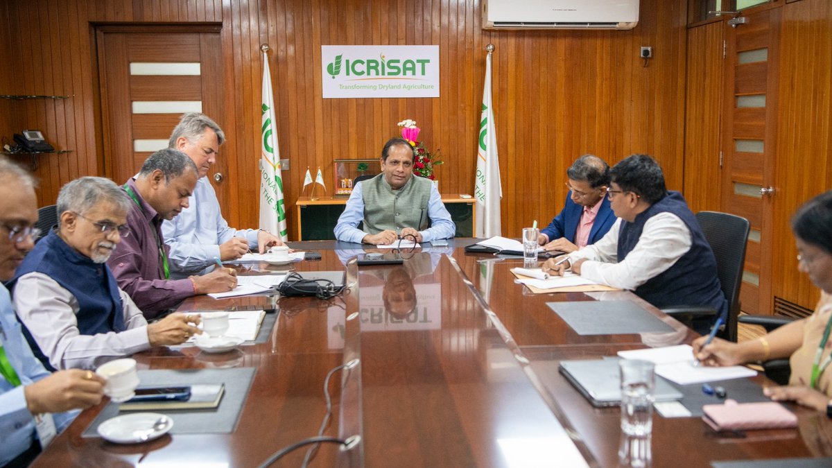 Today, a focused consultative meeting was held to explore strategic partnerships under South–South Triangular Cooperation (SSTC). Convened in hybrid mode at ICRISAT’s headquarters, the session brought together key stakeholders from ICRISAT’s Center of Excellence for South–South