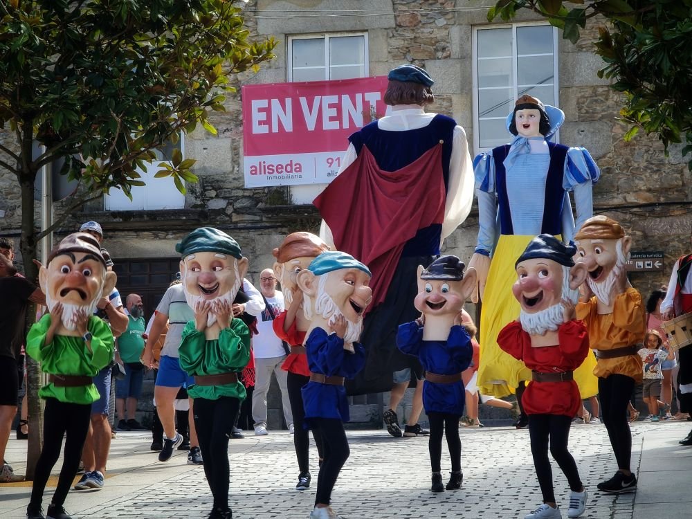 🗓️ O Concello de Viveiro abre o prazo para que os nenos e nenas participen cos cabezudos levando as figuras dos enanitos nas Festas Patronais.

✅ A inscrición poderá realizarse no Teatro Pastor Díaz, en horario de 9:00 a 14:00 horas.

ℹ️ Máis info: 🔗 goo.su/kxcGT