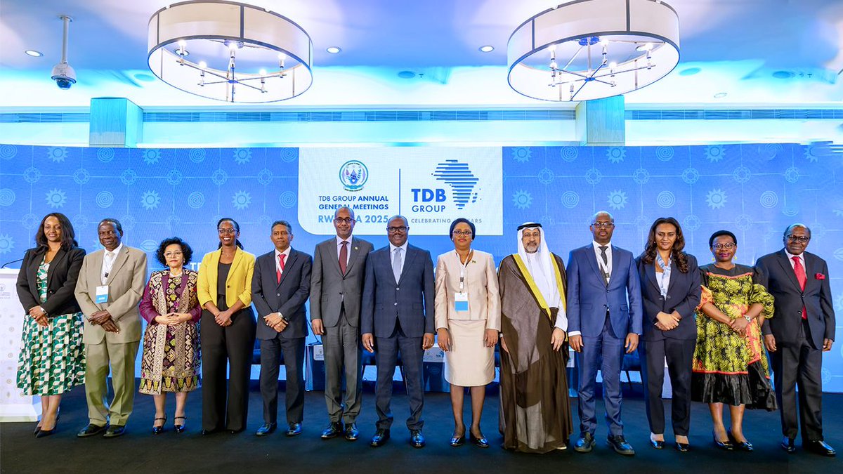 Office of the PM | Rwanda (@primaturerwanda) on Twitter photo Muri iki gitondo, Minisitiri w’Intebe <a href="/Dr_JNsengiyumva/">Dr. Justin Nsengiyumva</a> yafunguye ku mugaragaro Inama Rusange ya 2025 ya Banki y'Ubucuruzi n’Iterambere (TDB) ndetse n’ibirori byo kwizihiza imyaka 40 iyi banki imaze.
Mu ijambo rye, Minisitiri w’Intebe yashimiye Banki y'ubucuruzi n'Iterambere Muri iki gitondo, Minisitiri w’Intebe <a href="/Dr_JNsengiyumva/">Dr. Justin Nsengiyumva</a> yafunguye ku mugaragaro Inama Rusange ya 2025 ya Banki y'Ubucuruzi n’Iterambere (TDB) ndetse n’ibirori byo kwizihiza imyaka 40 iyi banki imaze.
Mu ijambo rye, Minisitiri w’Intebe yashimiye Banki y'ubucuruzi n'Iterambere