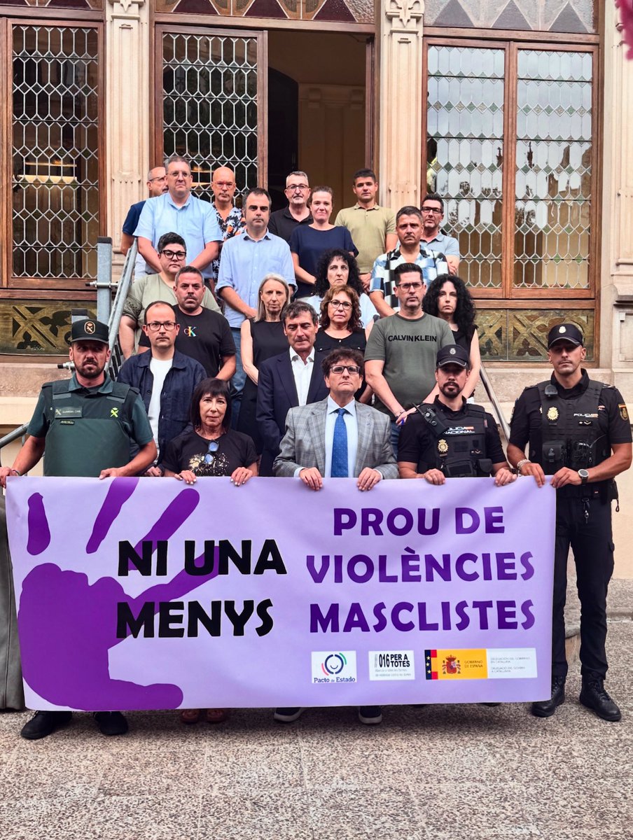 Delegació del Govern a Catalunya (@delegobcataluna) on Twitter photo Minut de silenci a la @delegobcataluna encapçalat pel Secretari General, Simón Pérez, per condemnar l’assassinat masclista d’una dona de 78 anys ahir a Navarra
El nombre de dones assassinades per #violènciadegènere a Espanya s’eleva a 23 al 2025 i a 1.317 des de 2003
#NiUnaMenos Minut de silenci a la @delegobcataluna encapçalat pel Secretari General, Simón Pérez, per condemnar l’assassinat masclista d’una dona de 78 anys ahir a Navarra
El nombre de dones assassinades per #violènciadegènere a Espanya s’eleva a 23 al 2025 i a 1.317 des de 2003
#NiUnaMenos