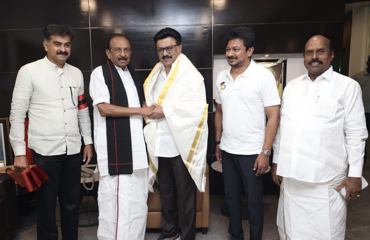 duraivaikooffl's tweet image. தமிழ்நாடு முதலமைச்சர் அண்ணன் தளபதி மு.க.ஸ்டாலின் அவர்களை இன்று காலை 10.00 மணிக்கு அவரது ஆழ்வார்பேட்டை இல்லத்தில் சந்தித்து இயக்கத் தந்தை தலைவர் வைகோ அவர்கள் உடல்நலம் கேட்டறிந்தார்.முதல்வரும் தலைவர் உடல் நலனை விசாரித்தார்.
தலைவருடன் நானும் சென்றிருந்தேன்.
மருத்துவமனையில் இருந்த…