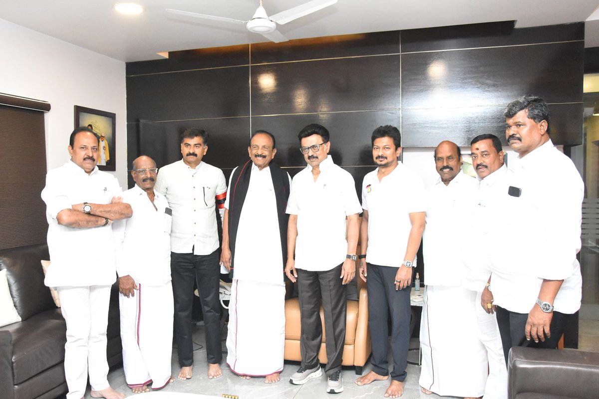 duraivaikooffl's tweet image. தமிழ்நாடு முதலமைச்சர் அண்ணன் தளபதி மு.க.ஸ்டாலின் அவர்களை இன்று காலை 10.00 மணிக்கு அவரது ஆழ்வார்பேட்டை இல்லத்தில் சந்தித்து இயக்கத் தந்தை தலைவர் வைகோ அவர்கள் உடல்நலம் கேட்டறிந்தார்.முதல்வரும் தலைவர் உடல் நலனை விசாரித்தார்.
தலைவருடன் நானும் சென்றிருந்தேன்.
மருத்துவமனையில் இருந்த…