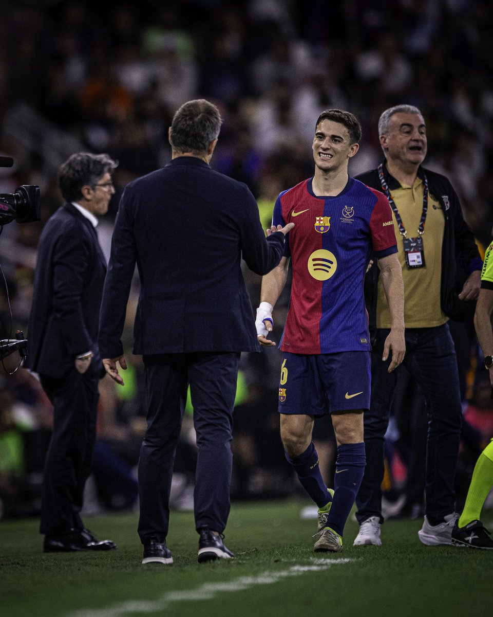 🚨🎙️| Gavi, à RAC1, sobre Hansi Flick:

🗣 “Ele sempre confiou em mim e me apoiou após a lesão grave. Se preocupa comigo, quer saber se estou bem — é isso que valorizo, que ele fique feliz por mim.”

🗣 “Ele vai decidir meu papel nesta temporada, mas estou muito feliz com ele.