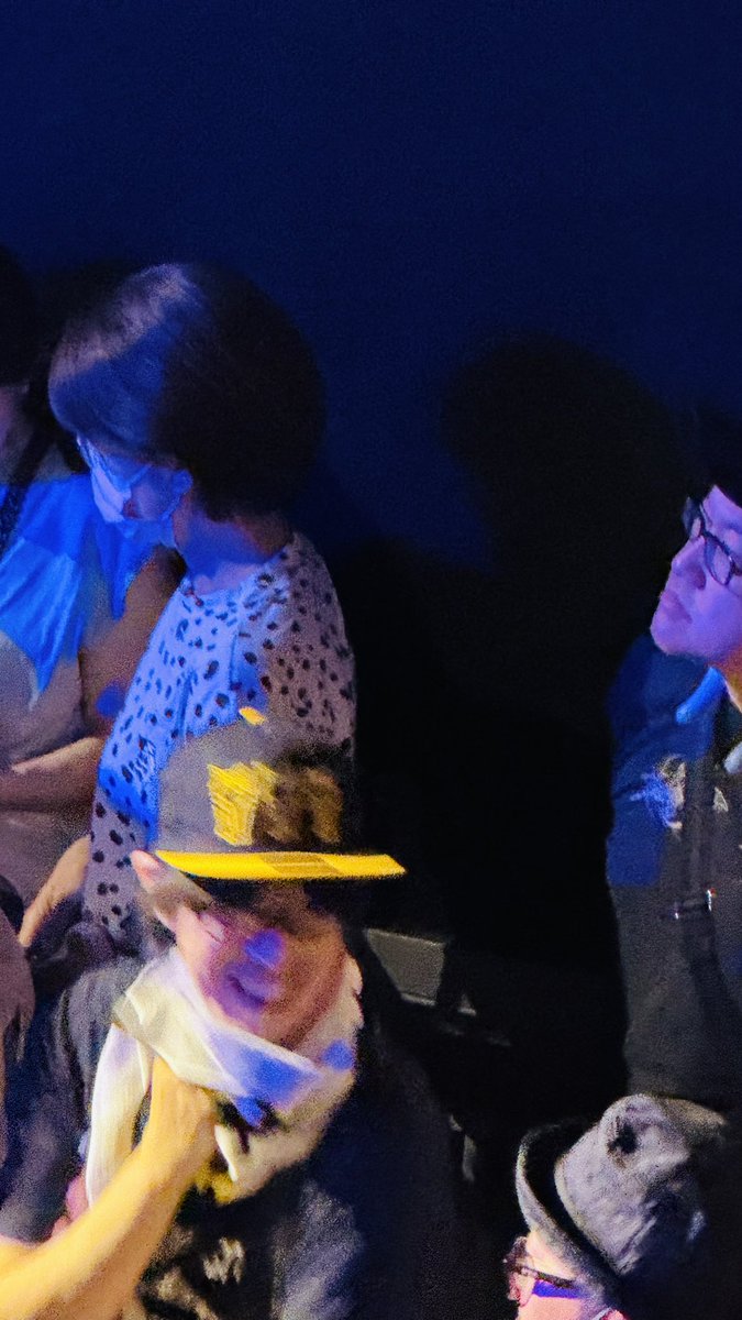 昨日行ったライブ会場に意外な知人が居て、私は全く気付かなったけど、アチラは私を発見して激写してくれました、何で見つかったんだろ、…多分この帽子が悪いんだな