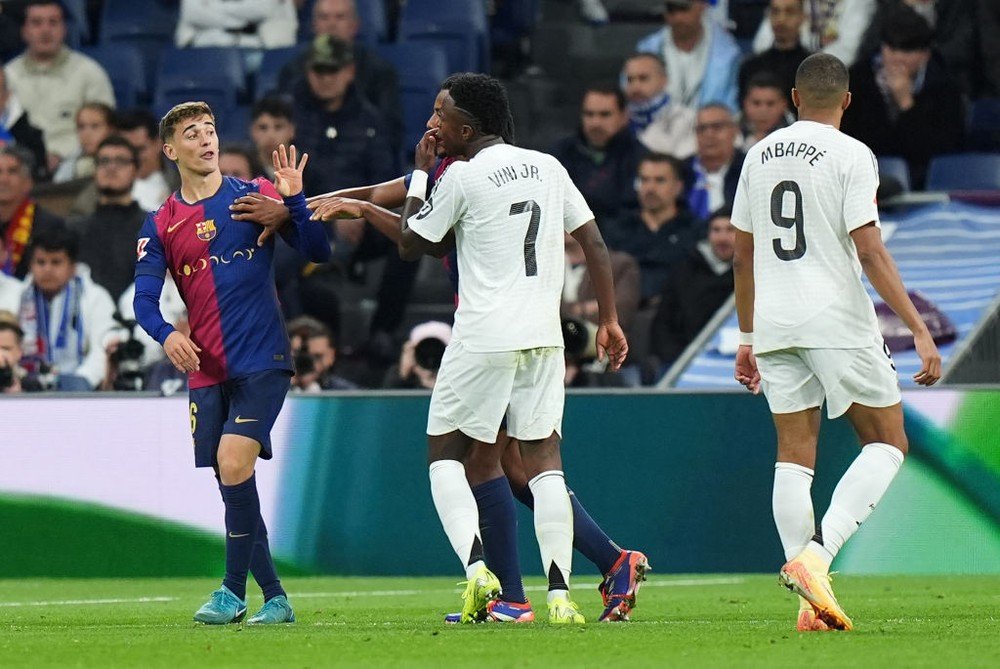 🚨🎙️| Gavi, à RAC1, sobre o Real Madrid:

🗣 “Claro que eles estavam preocupados. Ganhamos os quatro clássicos da temporada passada — nunca tinha acontecido antes. Fomos incríveis e eles não ganharam nada.”

🗣 “Agora reforçaram bem, é verdade… mas vamos ver o que fazem. Eles