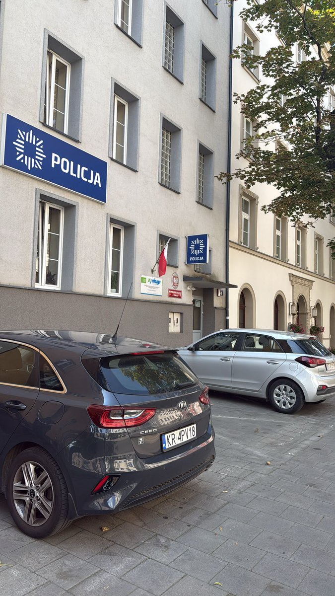 Dostlarımız dün geceden beri hala içerde bugün mahkemeye çıkacaklar yönetimden kimse yanımızda değil. Avukat harici kimseyle görüştürmüyorlar yiyecek maddiyat hiç bir türlü yardımcı olmamıza izin vermiyorlar . Bugün yanımızda olmayan yönetime bu taraftar bunu unutmaz!