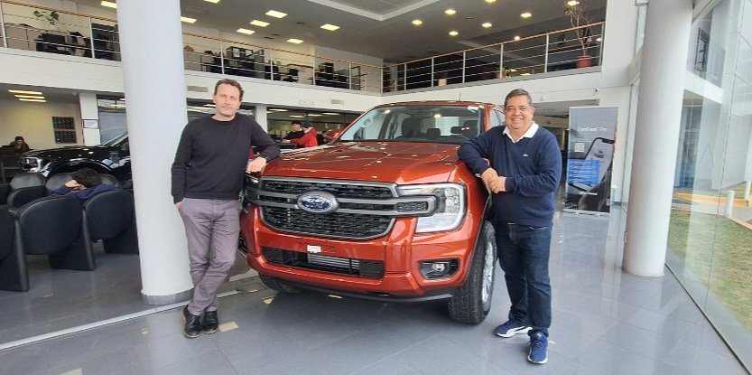 En la Patagonia visitamos #FordFiorasi! las dos últimas concesionarias integrales inauguradas por el Ovalo en Neuquén y Cipolletti. Posee nuevo centro logístico y estará en Bariloche y Añelo. Festejamos con su gente los 30 años de la pick-up Ranger en 🇦🇷! Gracias por recibirnos!