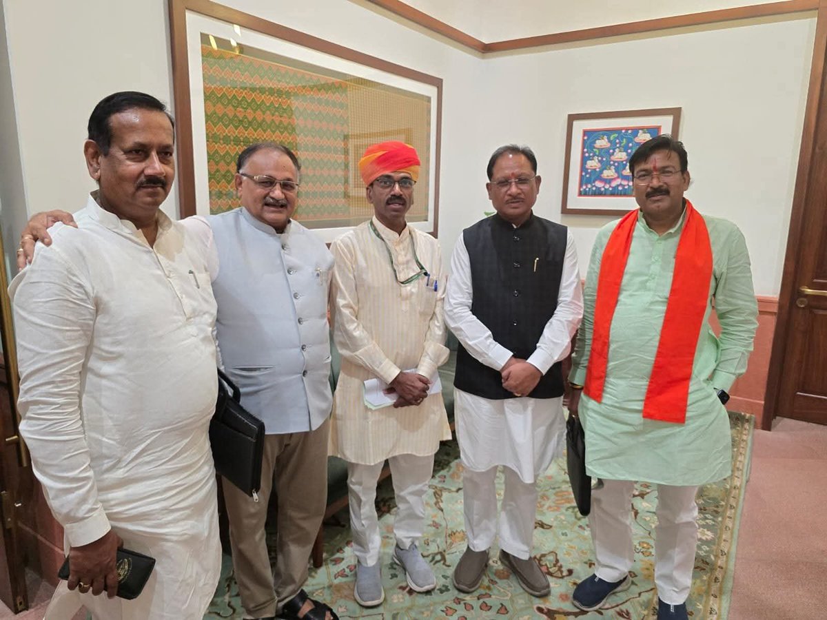 📍दिल्ली

माननीय मुख्यमंत्री श्री विष्णु देव साय जी से साथी सांसदगण के साथ भेंट करने का सौभाग्य प्राप्त हुआ। इस अवसर पर डीएमएफटी (DMFT), मूल संस्कृति की रक्षा एवं राज्य के समग्र विकास जैसे महत्वपूर्ण विषयों पर सार्थक चर्चा हुई।

#Chhattisgarh #CMVishnuDevSai #Udaipur