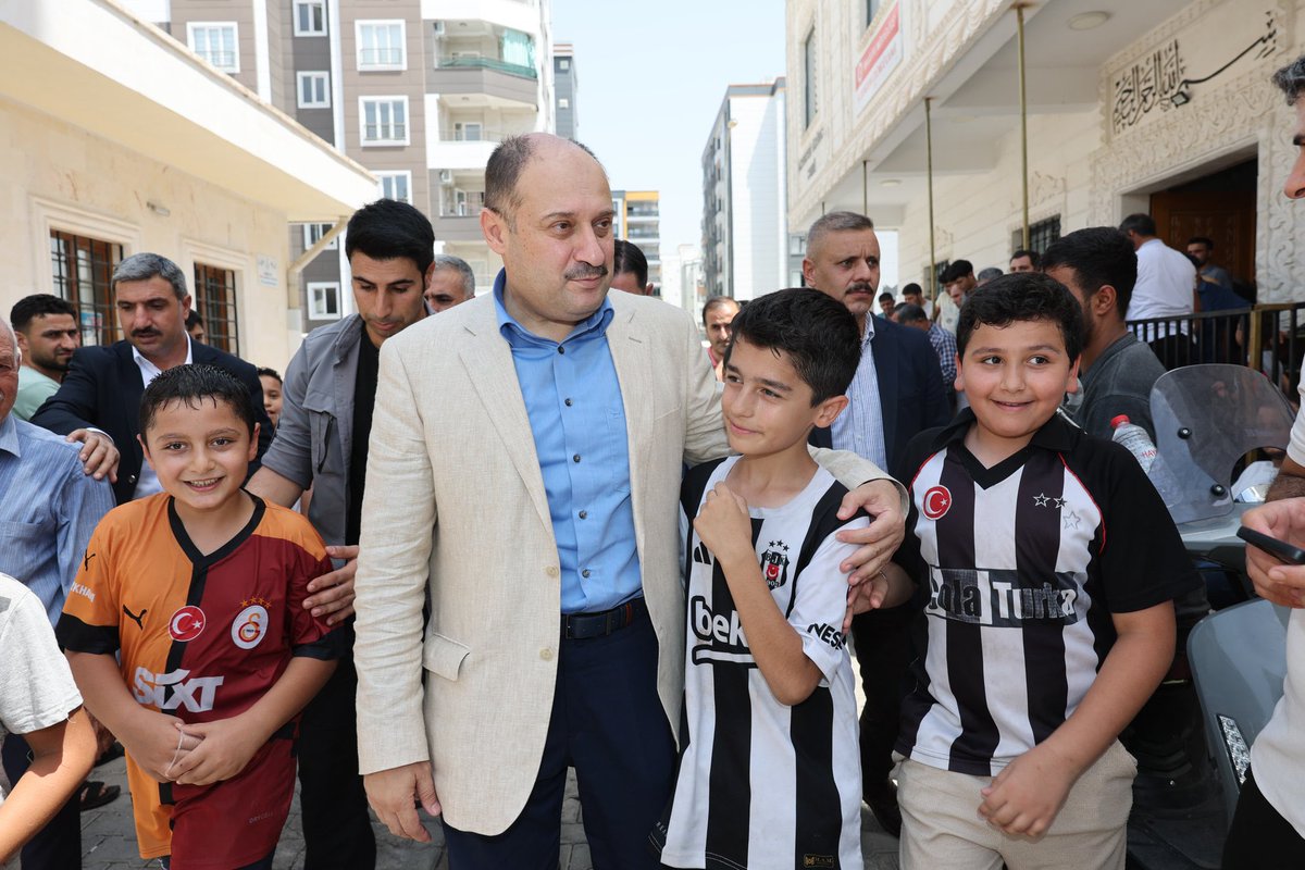 Aslolan gönül almak, gönül köprüleri kurmak; tevazu, samimiyet ve gayretle gönüllere girmektir.

Cumanın Bereketiyle Bir Aradayız!

Şanlıurfa Büyükşehir Belediye Başkanımız Mehmet Kasım Gülpınar, Hacı Zemzem Üzümcü Camii'nde kılınan cuma namazı sonrası kıymetli hemşehrilerimizle