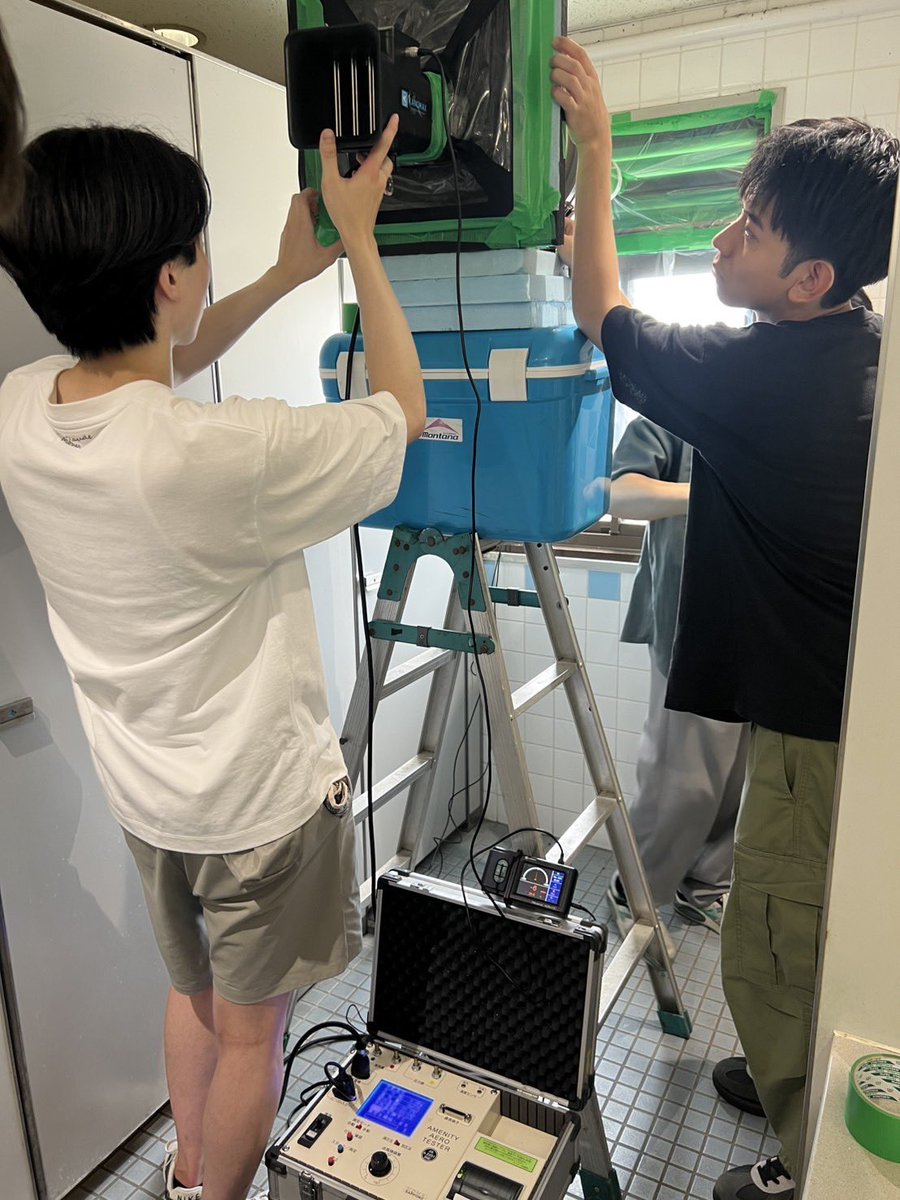 Dai_Mats's tweet photo. 昨日は理科大との共同研究で、野田キャンパスの校舎の竪穴各所開口部の内外差圧と通気量の関係を把握する実験を行いました。1枚目がトイレ（笑）の窓とガラリの測定装置設置作業、2枚目は塔屋の屋上に出るドアの測定風景です。暑いなか、理科大の院生、私の研究室の院生と卒研生が頑張ってくれました。 https://t.co/sCtkRLky84