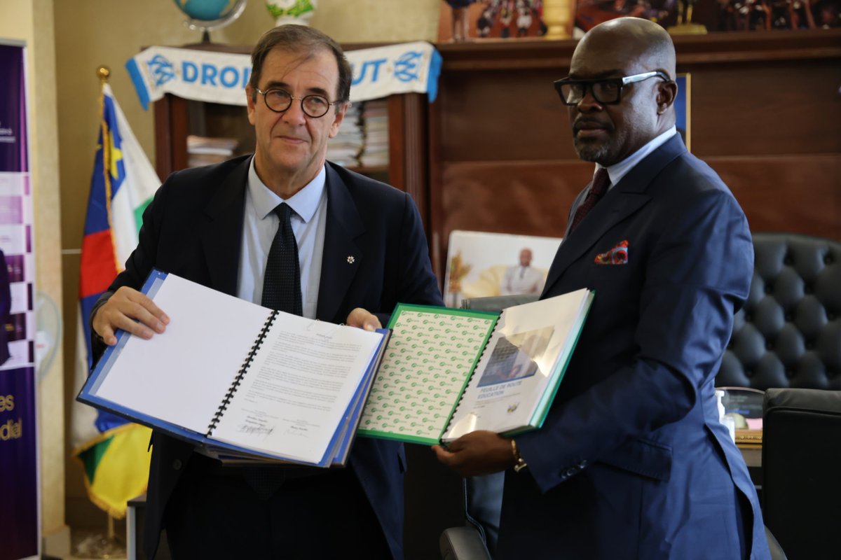 FranceBangui's tweet photo. 📚 #Signature de la Feuille de route pour l'Éducation 🇨🇫🤝🇫🇷
Le Ministre #ZINGAS & l’Ambassadeur #FOUCHER scellent un partenariat clé pour former les enseignants, renforcer le ministère & accueillir un expert 🇫🇷 à Bangui.
#Éducation #RCAFrance #FeuilleDeRo https://t.co/XDBHbMwPz9