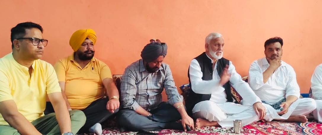 Senior Congress leader G M Saroori sir visit the family of youth killed in a fake encounter. And ensure the support and help from the party <a href="/INCIndia/">Congress</a> 
GM SARORI always on a frontfot for the welfare and betterment of the youth.
<a href="/RahulGandhi/">Rahul Gandhi</a>