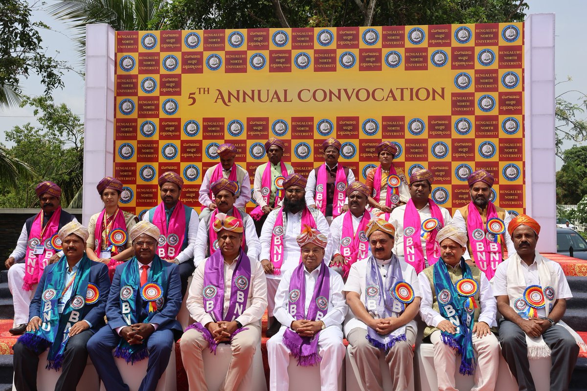 drmcsudhakar's tweet image. ಬೆಂಗಳೂರು ಉತ್ತರ ವಿಶ್ವವಿದ್ಯಾಲಯದ 5ನೆಯ ಘಟಿಕೋತ್ಸವದಲ್ಲಿ ಘನತೆವೆತ್ತ ರಾಜ್ಯಪಾಲರು ಶ್ರೀ ತಾವರ್ಚಂದ್ ಗೆಹಲೋಟ್ ರವರೊಂದಿಗೆ ಭಾಗವಹಿಸಿದೆ. ಗೌರವ ಡಾಕ್ಟರೇಟ್ ಪಡೆದ ಸಾಧಕರಿಂದ ಸ್ಪೂರ್ತಿ ಪಡೆದು ಜೀವನದಲ್ಲಿ ಉನ್ನತ ಸ್ಥಾನಕ್ಕೇರಲು ವಿದ್ಯಾರ್ಥಿಗಳಿಗೆ ಶುಭ ಹಾರೈಸಿದೆ.
#BNU #Convocation #BangaloreNorthUniversity