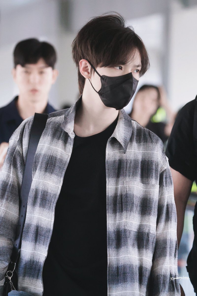 welcome to indonesia chenle 🩶

btw chenle sangat menggambarkan moodku hari ini: banyak pikiran ➡️ ngantuk ➡️ bete 😭

CHENLE CHAGEE INDONESIA
#CHENLEXINACHAGEE
#CHAGEEIDwithCHENLE