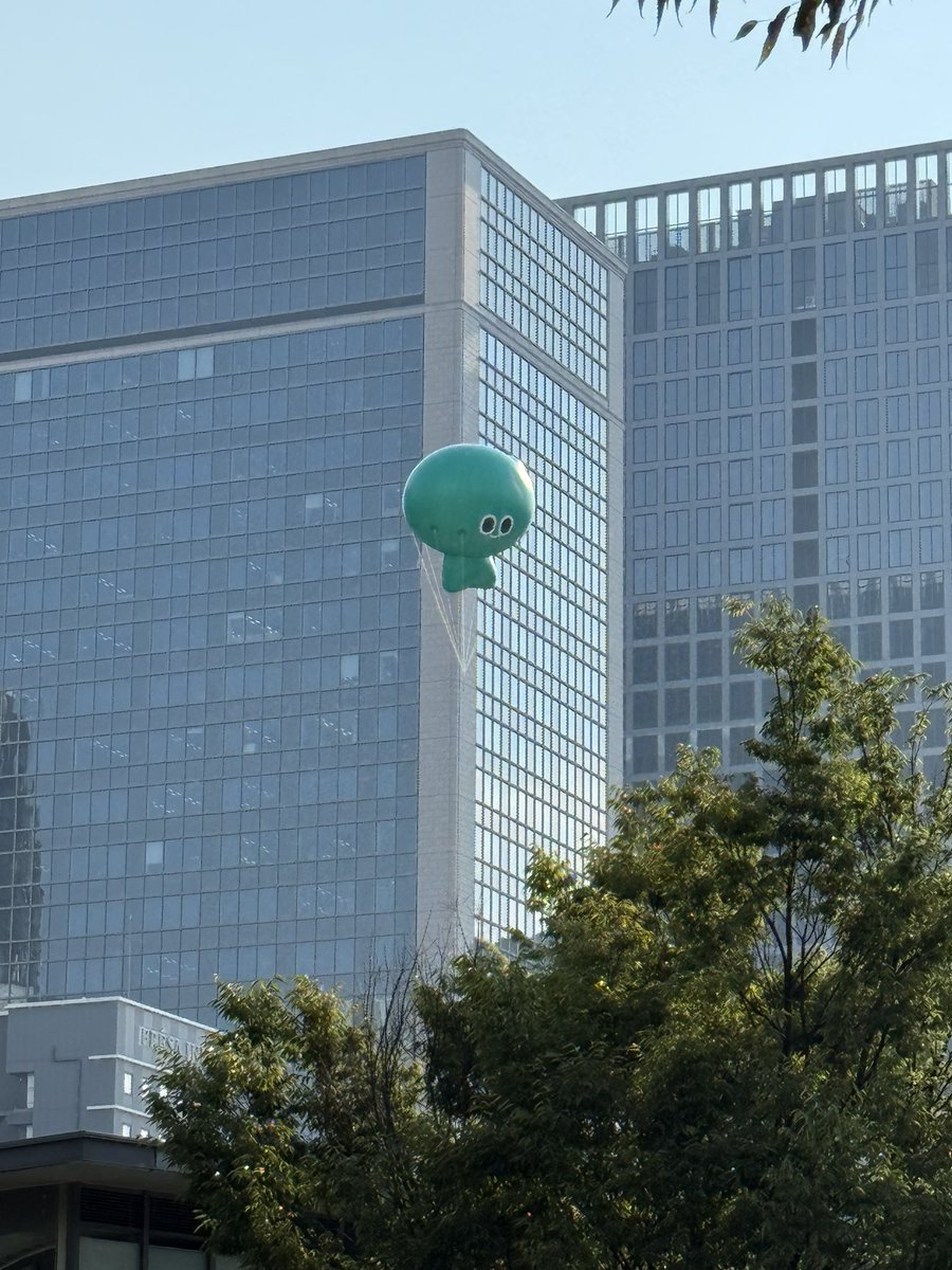 yumiosusu's tweet image. 大阪中之島。台湾文化祭のマスコットA-weガ空を飛んでいる。広告予算は議員削除されたので、みんなでグランドファンディング24時間未満で京阪電車や気球を実現させた。台湾人可愛くて偉い
@wetaiwan_tw