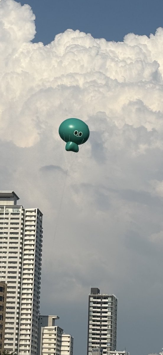 yumiosusu's tweet image. 大阪中之島。台湾文化祭のマスコットA-weガ空を飛んでいる。広告予算は議員削除されたので、みんなでグランドファンディング24時間未満で京阪電車や気球を実現させた。台湾人可愛くて偉い
@wetaiwan_tw