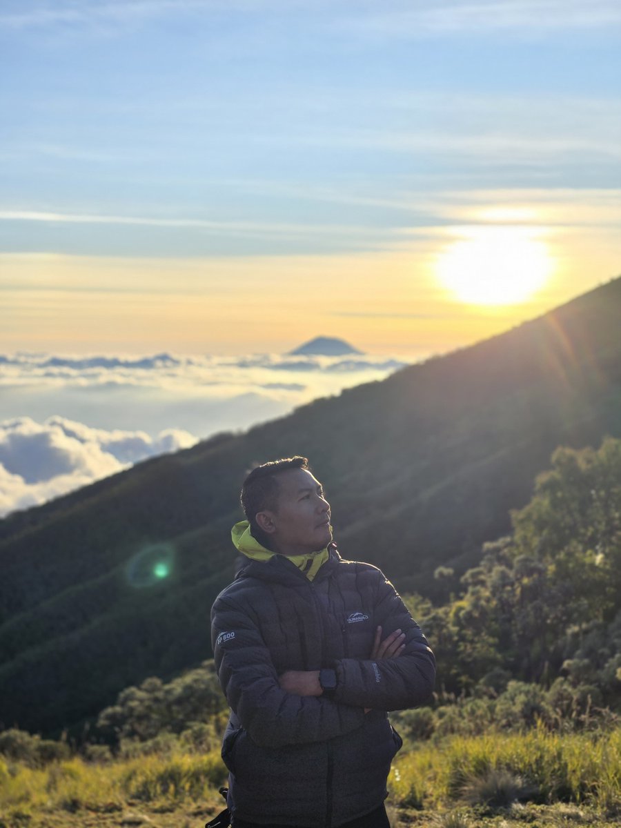 Kemegahan gunung yg selalu agung
senantiasa membuat tunduk merenung
citra kedahsyatan sang maha pencipta
atas karunia lengkap eloknya semesta.

#Merbabu232425