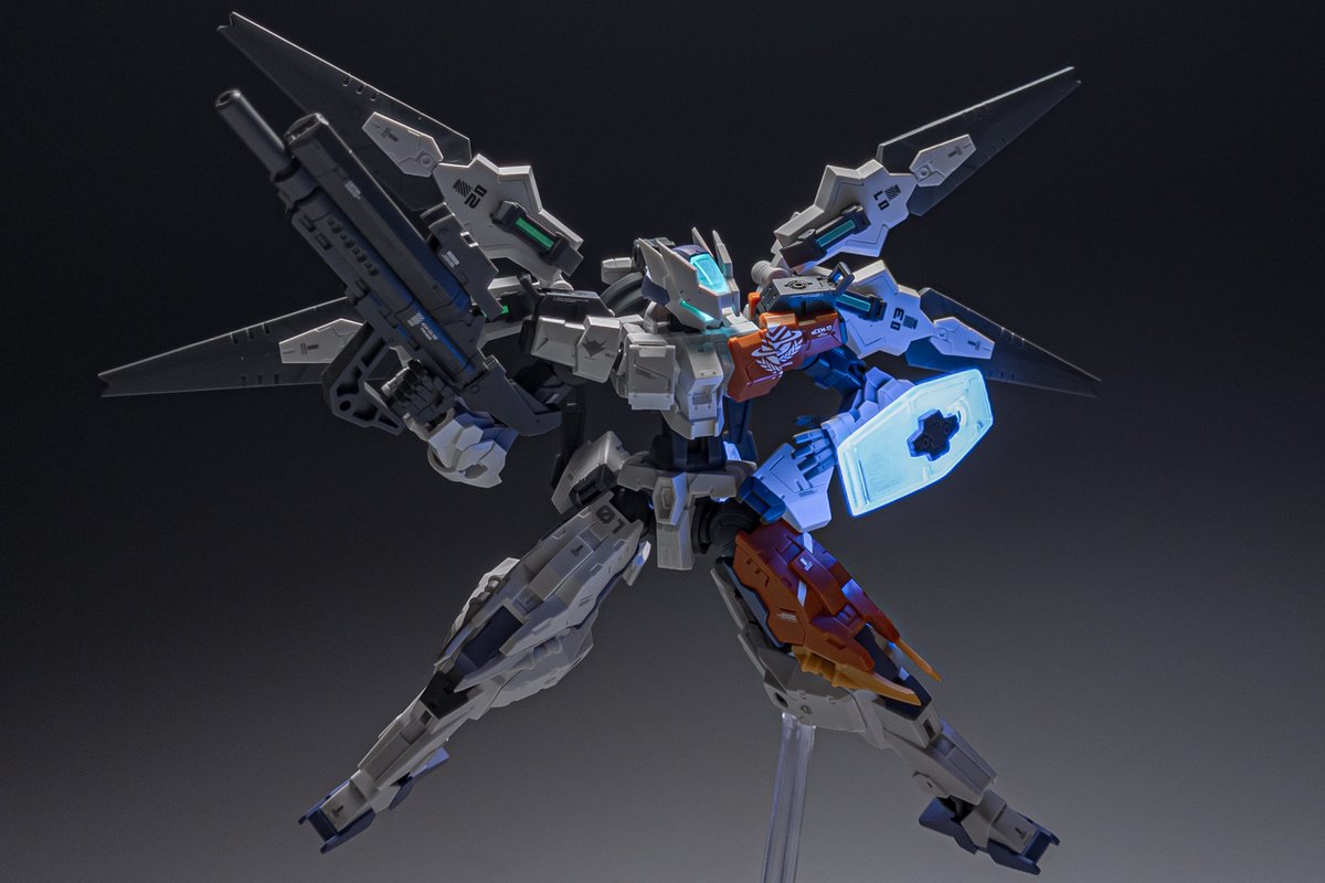 nekoashikombu's tweet image. 【イグライト01 ソードブレイカー装備】

マクシオン軍の無線兵器に対抗して開発された新型武装を搭載するイグライト01の技術実証機。4基からなるブレードユニットが対象を迎撃、無力化する。
(1/2)
#MIX30MLコンテスト