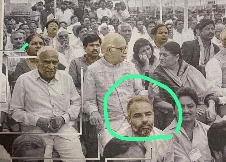 समय समय की बात है
यह एक दुर्लभ फोटो वर्ष 1995 में गुजरात के तत्कालीन मुख्यमंत्री केशूभाई पटेल के शपथग्रहण समारोह की है

आडवानीजी व प्रमोद महाजन कुर्सी पर बैठे दिखायी दे रहे है

उनके ठीक सामने जमीन पर दरी पर एक कार्यकर्ता बैठा है जो आज विश्व का सबसे चर्चित एवं सम्मानित लीडर है