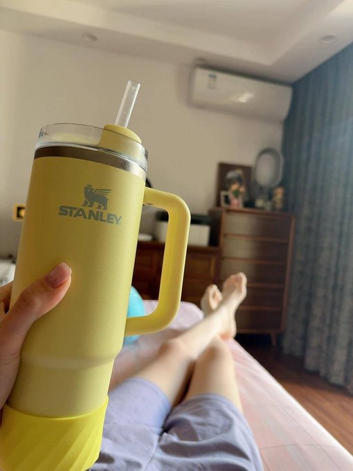 定时早上八点

  一大早就感受到空气里的燥热和烦闷，先来杯冰可乐降降温再起床吧…

  希望今天没有太多手术，要不然我的老腰又要撑不住了…