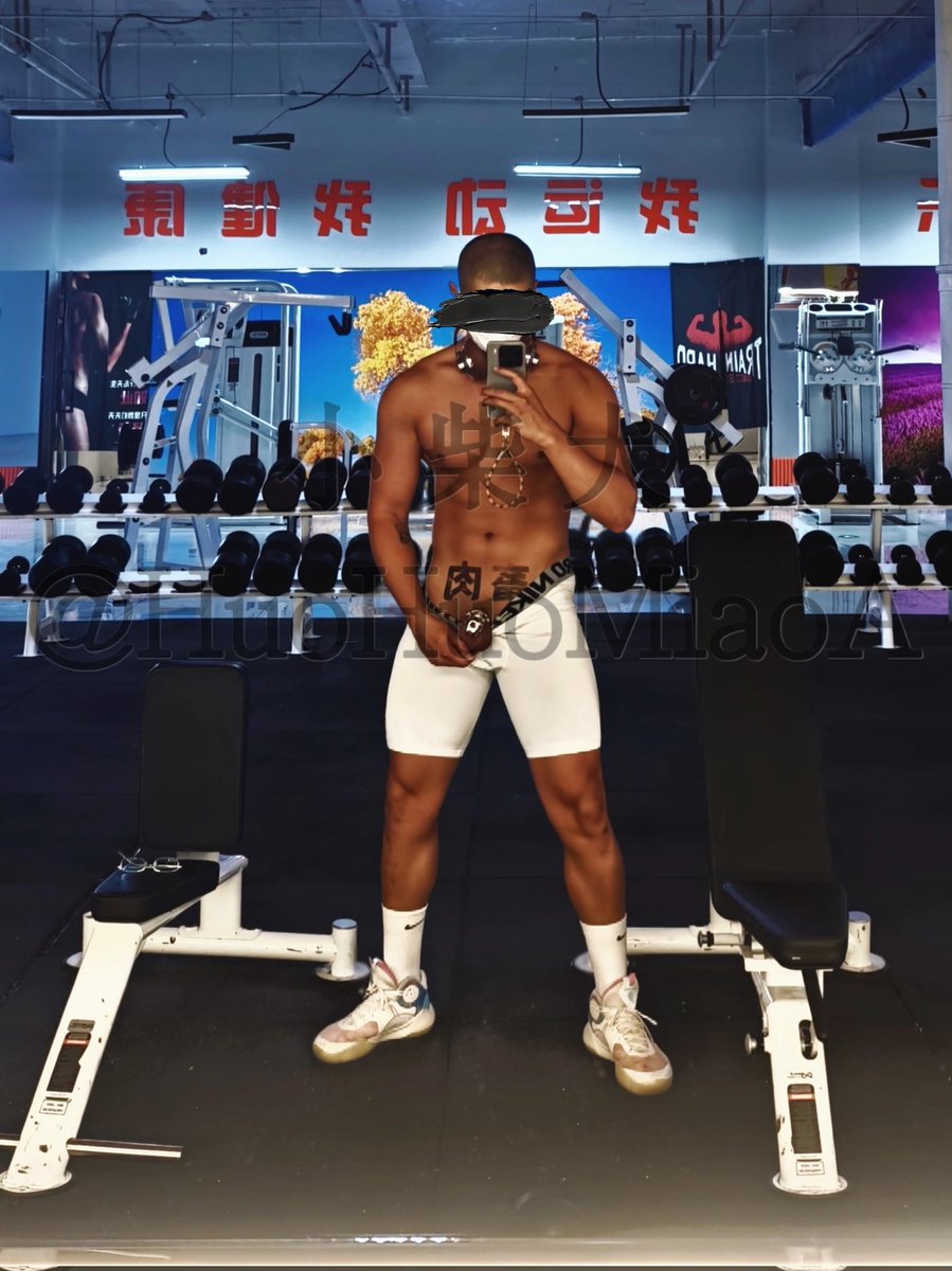 健身时突然精虫上脑
欲望强到管不了那么多开始脱裤子
想被发现想被挑逗乳头想被逗弄锁屌🥵