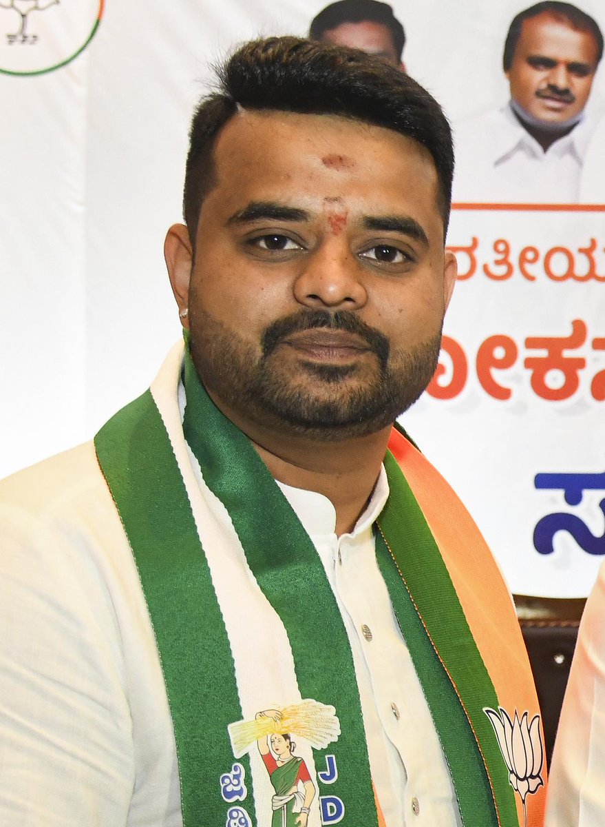 Bittu Yadav (@bittuyadav_kosi) on Twitter photo JDS рдиреЗрддрд╛ рдФрд░ рдкреВрд░реНрд╡ PM рдПрдЪ.рдбреА. рджреЗрд╡рдЧреМрдбрд╝рд╛ рдХреЗ рдкреЛрддреЗ рдкреНрд░рдЬреНрд╡рд▓ рд░реЗрд╡рдиреНрдирд╛ рдЖрдЬ рдХреЛрд░реНрдЯ рдореЗрдВ рдЯреВрдЯ рдЧрдпрд╛ред
рд▓реЛрдХрд╕рднрд╛ рдЪреБрдирд╛рд╡ рдХреЗ рджреМрд░рд╛рди рд╡рд╛рдпрд░рд▓ рдЖрдкрддреНрддрд┐рдЬрдирдХ рд╡реАрдбрд┐рдпреЛ рдХреЗ рдорд╛рдорд▓реЗ рдореЗрдВ рдмреЗрдВрдЧрд▓реБрд░реБ рдХреА рд╡рд┐рд╢реЗрд╖ рдХреЛрд░реНрдЯ рдиреЗ рдЙрд╕реЗ рдмрд▓рд╛рддреНрдХрд╛рд░ рдХрд╛ рджреЛрд╖реА рдард╣рд░рд╛рдпрд╛ред
рдХреЛрд░реНрдЯ рдХрд╛ рдлреИрд╕рд▓рд╛ рд╕реБрдирддреЗ рд╣реА рдкреНрд░рдЬреНрд╡рд▓ рдлреВрдЯ-рдлреВрдЯрдХрд░ рд░реЛ рдкрдбрд╝рд╛, рдЬрд┐рд╕рд╕реЗ courtroom рдореЗрдВ рд╕рдиреНрдирд╛рдЯрд╛ JDS рдиреЗрддрд╛ рдФрд░ рдкреВрд░реНрд╡ PM рдПрдЪ.рдбреА. рджреЗрд╡рдЧреМрдбрд╝рд╛ рдХреЗ рдкреЛрддреЗ рдкреНрд░рдЬреНрд╡рд▓ рд░реЗрд╡рдиреНрдирд╛ рдЖрдЬ рдХреЛрд░реНрдЯ рдореЗрдВ рдЯреВрдЯ рдЧрдпрд╛ред
рд▓реЛрдХрд╕рднрд╛ рдЪреБрдирд╛рд╡ рдХреЗ рджреМрд░рд╛рди рд╡рд╛рдпрд░рд▓ рдЖрдкрддреНрддрд┐рдЬрдирдХ рд╡реАрдбрд┐рдпреЛ рдХреЗ рдорд╛рдорд▓реЗ рдореЗрдВ рдмреЗрдВрдЧрд▓реБрд░реБ рдХреА рд╡рд┐рд╢реЗрд╖ рдХреЛрд░реНрдЯ рдиреЗ рдЙрд╕реЗ рдмрд▓рд╛рддреНрдХрд╛рд░ рдХрд╛ рджреЛрд╖реА рдард╣рд░рд╛рдпрд╛ред
рдХреЛрд░реНрдЯ рдХрд╛ рдлреИрд╕рд▓рд╛ рд╕реБрдирддреЗ рд╣реА рдкреНрд░рдЬреНрд╡рд▓ рдлреВрдЯ-рдлреВрдЯрдХрд░ рд░реЛ рдкрдбрд╝рд╛, рдЬрд┐рд╕рд╕реЗ courtroom рдореЗрдВ рд╕рдиреНрдирд╛рдЯрд╛