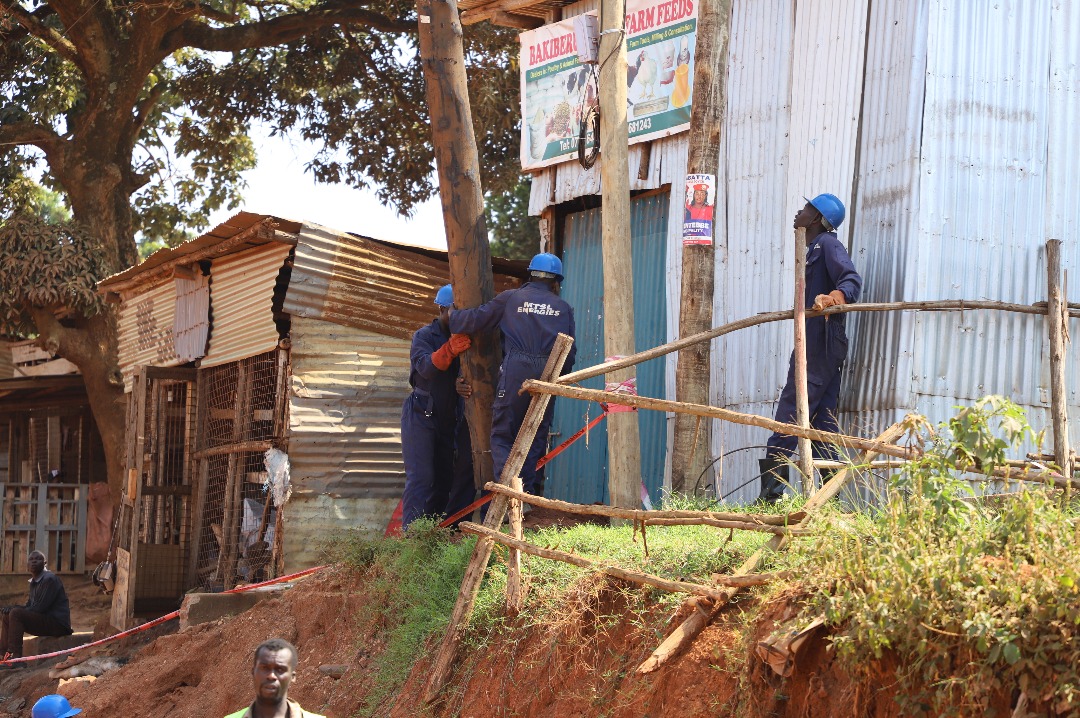 The Kitooro-Kiwafu-Nakiwogo road project in Entebbe is progressing well, with utilities reallocation nearly complete and drainage construction taking shape.