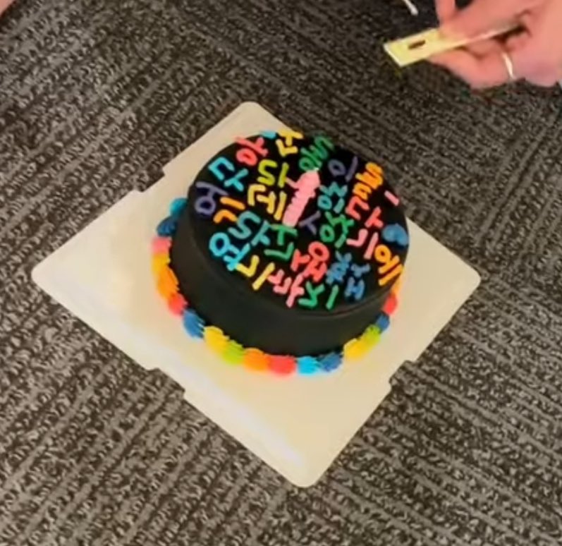 littlechichi_'s tweet image. น่ารักมาก แก้งโซลซื้อเค้กฉลองเดบิวต์ให้ซึงฮัน หน้าเค้กเขียนว่า “เหนื่อยหน่อยนะกว่าจะมาถึงจุดนี้ได้ เพราะมีนายถึงได้มีเรา จาก Xoul” ฮื่อๆๆๆๆๆๆๆๆๆๆๆๆๆ 😭😭😭