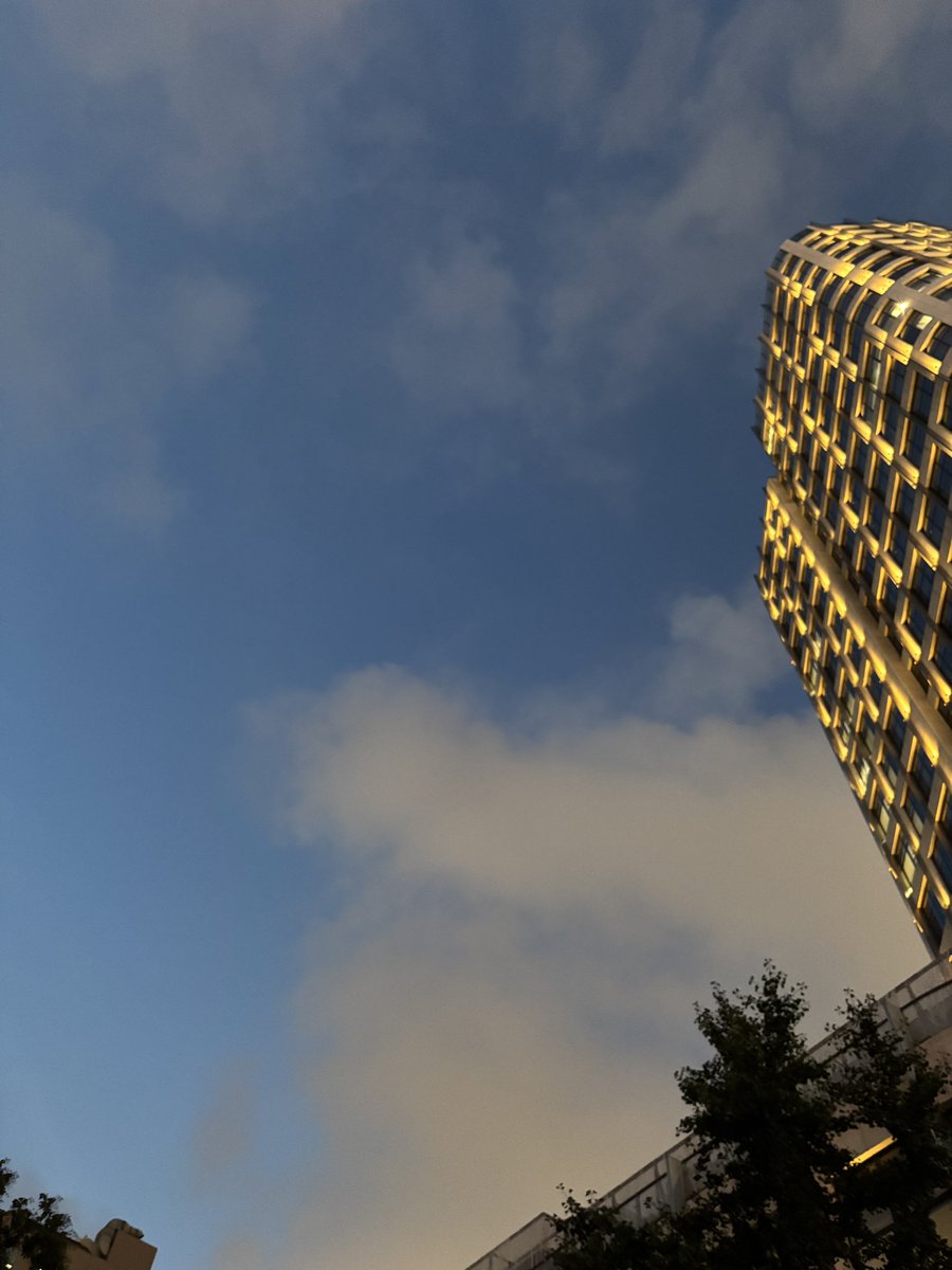 今天天空的蓝和淡粉都蛮好看的