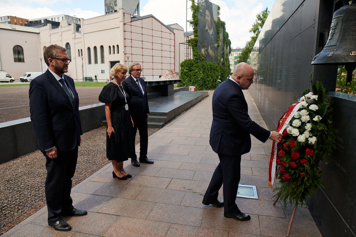 Pod Murem Pamięci w Muzeum Powstania Warszawskiego, w imieniu Marszałka Sejmu RP (<a href="/szymon_holownia/">Szymon Hołownia</a>) wieniec złożył <a href="/pawelkowalpl/">Kowal</a>.