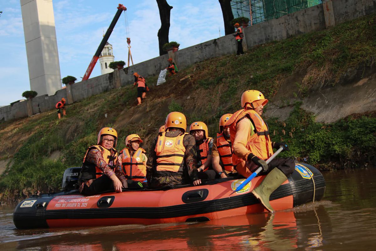 Mas <a href="/pramonoanung/">Pramono Anung (IG : @pramonoanungw)</a> menyusuri Kali Ciliwung, tepatnya Kanal Barat dari Manggarai sampai Dukuh Atas.  Kondisi sungai di saat tdk hujan perlu dicek, untuk melihat apa yang kurang disiapkan jika banjir datang. Sejauh ini pengerukan masif dilakukan, normalisasi segera dilanjutkan.