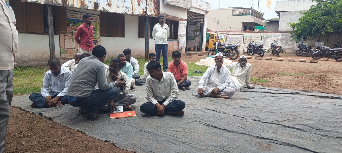 CBCVijayapur's tweet photo. #ವಿಜಯಪುರ ಕೆವಿಜಿ ಬ್ಯಾಂಕ್ ನಾಗಠಾಣ ಶಾಖೆಯ ವ್ಯವಸ್ಥಾಪಕರು ಮತ್ತು ಆರ್ಥಿಕ ಸಾಕ್ಷರತೆ ಸಲಹೆಗಾರರು ಗ್ರಾಮ ಪಂಚಾಯತ್ ನಾಗಠಾಣದಲ್ಲಿ ಸಾರ್ವಜನಿಕರಿಗೆ ಪ್ರಧಾನಮಂತ್ರಿ ಜೀವನ ಜ್ಯೋತಿ ಯೋಜನೆ #PMJJY, ಪ್ರಧಾನಮಂತ್ರಿ ಸುರಕ್ಷಾ ಯೋಜನೆ #PMSY , #APY, ಡಿಜಿಟಲ್ ಬ್ಯಾಂಕಿಂಗ್ ವಂಚನೆ ಕುರಿತಂತೆ ಅರಿವು ಮೂಡಿಸಿದರು. https://t.co/AVeISCSKpc