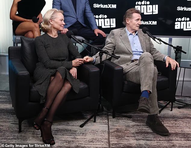 I don’t know why, but I just love that Liam Neeson and Pamela Anderson have found eachother. 😊