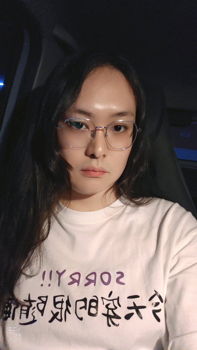 上班上到生无可恋
人为什么要工作呢
吃晚饭的时候被店员喊了美女
算是今天少有的开心事