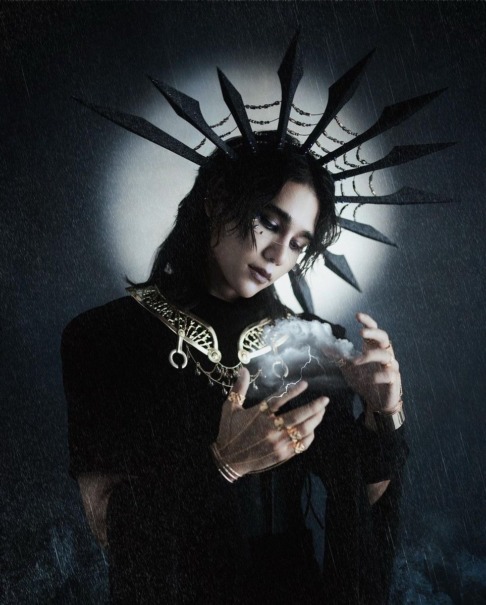 Nest1406's tweet photo. Siren Jeff, vampire Jeff, fire demon Jeff, rain god Jeff🧎‍♀️he ate and left no crumbs with all these concepts🫠 I can't wait for the halloween concept and of course for Damon
#JeffSatur https://t.co/x2zibs76CP