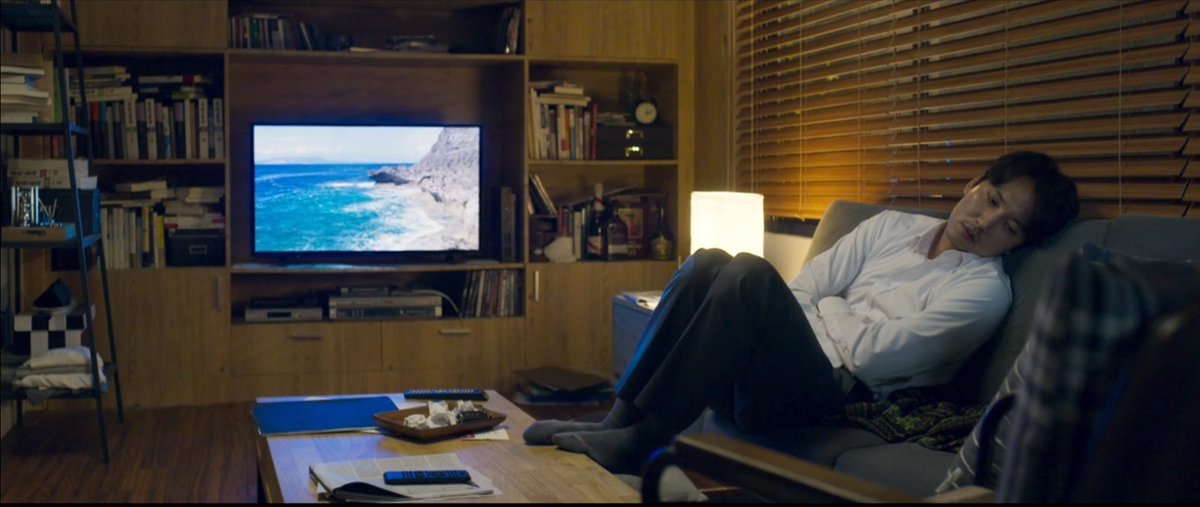 길필 특..침대에 안 눕고 소파에 누움. 강수도 침대에 눕기보단 소파에 누워있는 모습이 자주 나오는데, 침대에 누우면 선화랑 누웠던 게 생각나서 힘들기도 하고 잠자는 것자체가 힘들었나 싶어. 침대에 누워있는 장면 나오는 것도 선화 아플 때뿐임,,