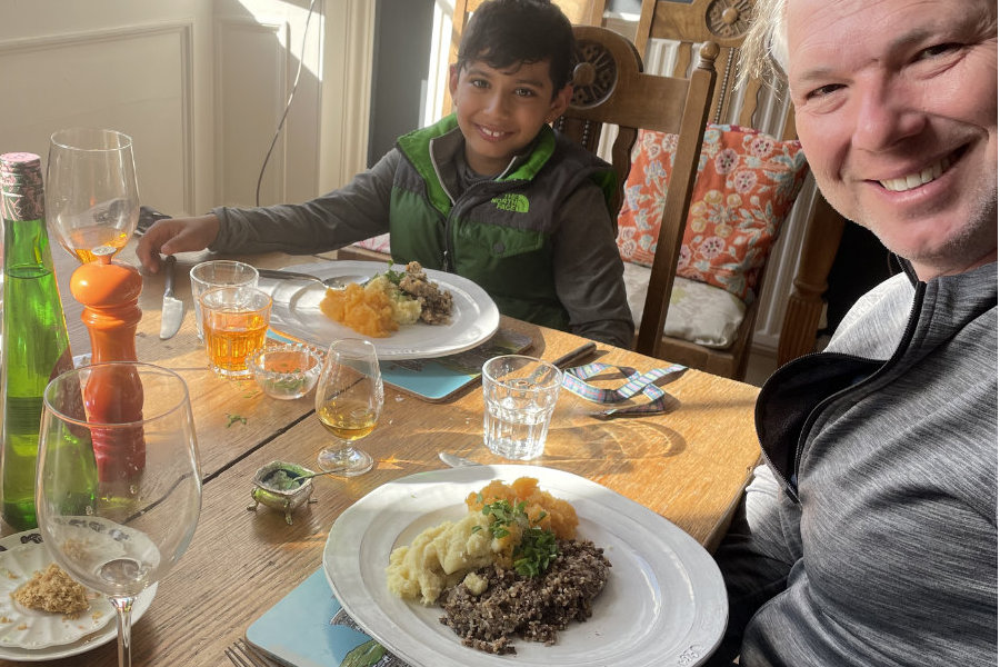 Nell Nelson from #edinburgh #food Safari tells me about dishes like traditional #haggis, a cow #whiskey party, the best markets, and neeps &amp; tatties. Plus, something called Dutch Courage.
shorturl.at/ziQcU
#scotland #foodie #FoodieFriday #foodiepodcast #travel #podcast