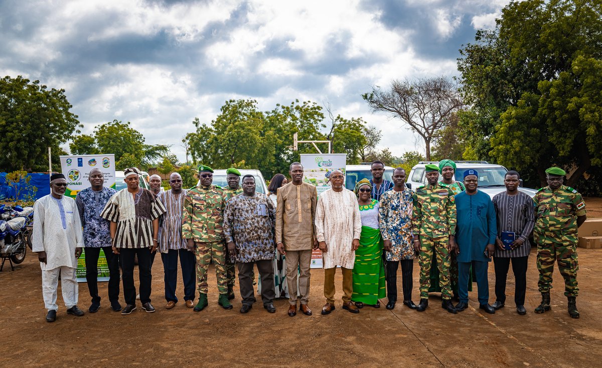 Le PNUD au Burkina Faso 🇧🇫 (@pnud_bfa) on Twitter photo 🌿 Ce 1er août, <a href="/PNUD_BFA/">Le PNUD au Burkina Faso 🇧🇫</a> remet au #BurkinaFaso un important lot d’équipements pour renforcer la résilience climatique 🌍🇧🇫
🚙 4 véhicules 4x4
🏍️ 38 motos
📡 Stations météo & outils de géolocalisation
🛡️ Équipements paramilitaires
💰 Valeur : 332M FCFA
🤝🏾 Avec le #FEM
#ODD 🌿 Ce 1er août, <a href="/PNUD_BFA/">Le PNUD au Burkina Faso 🇧🇫</a> remet au #BurkinaFaso un important lot d’équipements pour renforcer la résilience climatique 🌍🇧🇫
🚙 4 véhicules 4x4
🏍️ 38 motos
📡 Stations météo & outils de géolocalisation
🛡️ Équipements paramilitaires
💰 Valeur : 332M FCFA
🤝🏾 Avec le #FEM
#ODD
